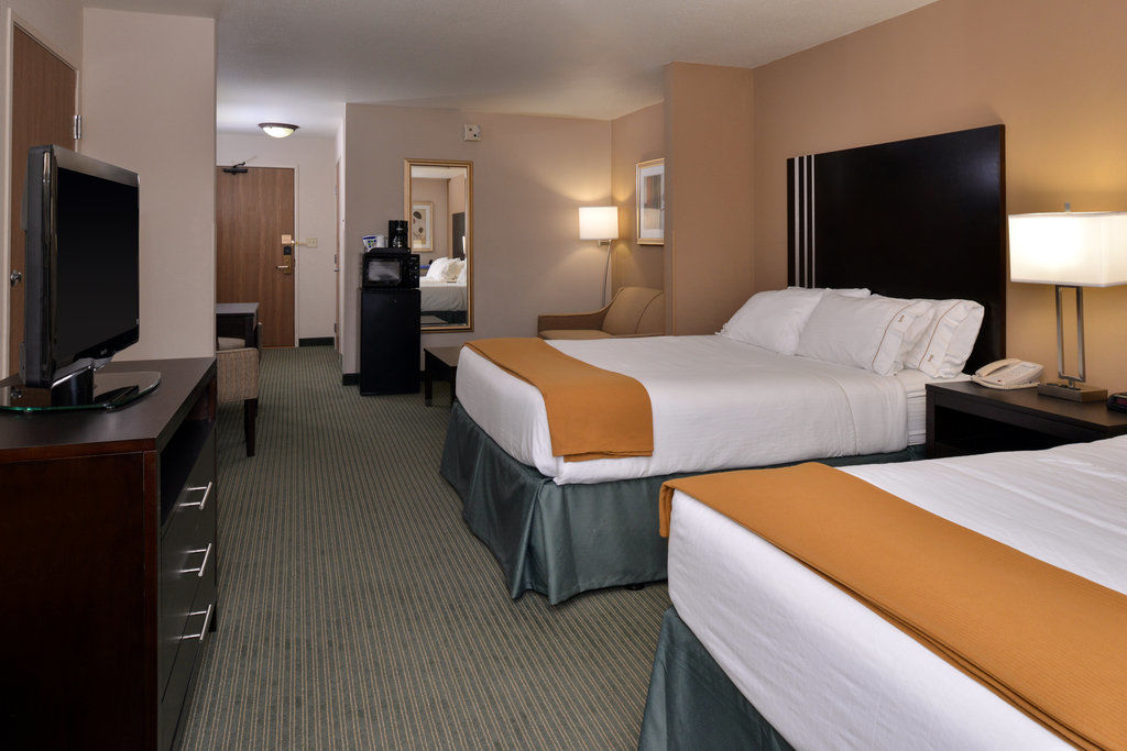 Holiday Inn Express Hotel & Suites Milwaukee-New Berlin By Ihg Exterior foto